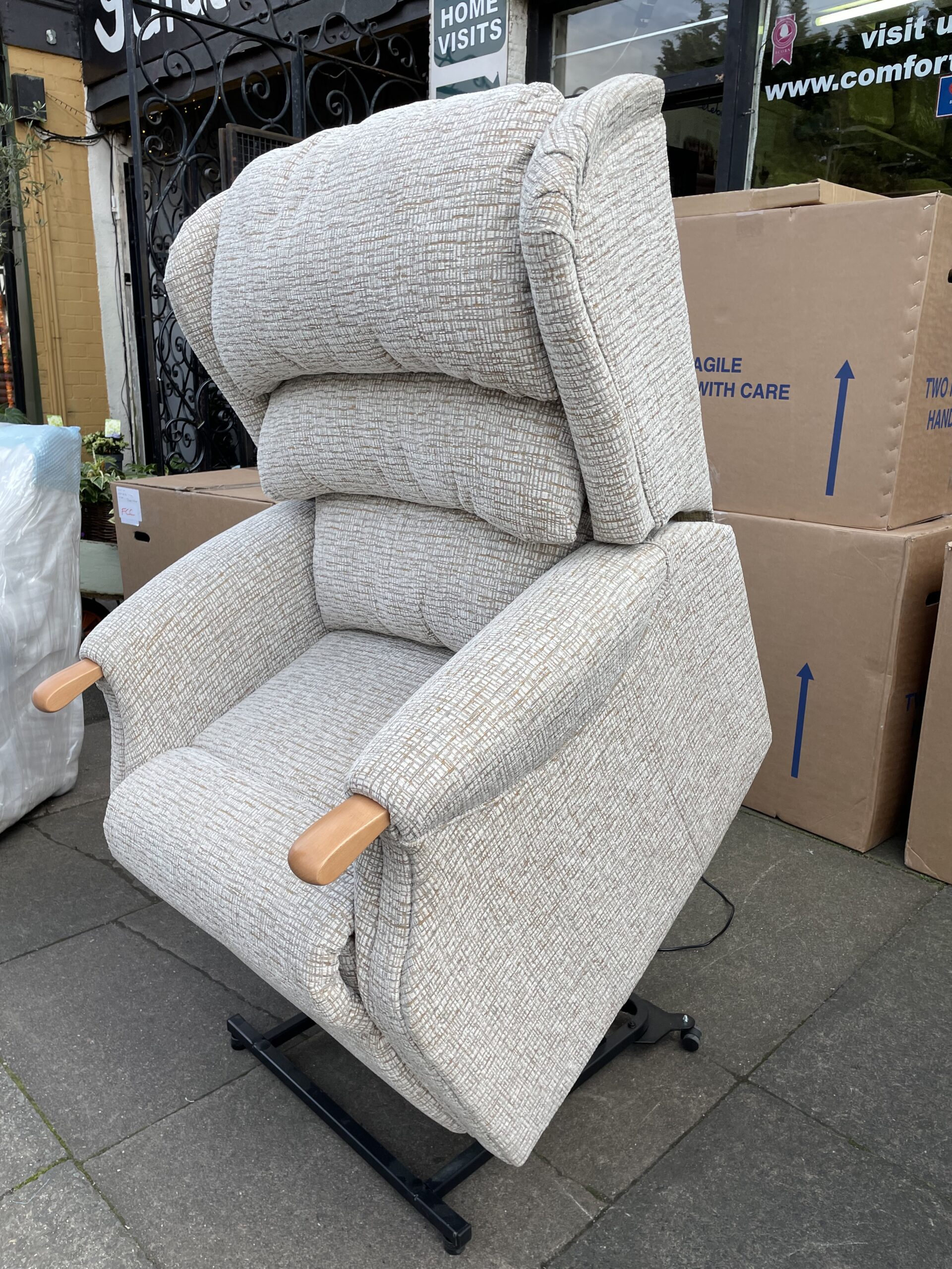 Celebrity Westbury Large Dual Motor Riser Recliner in Esker Sand