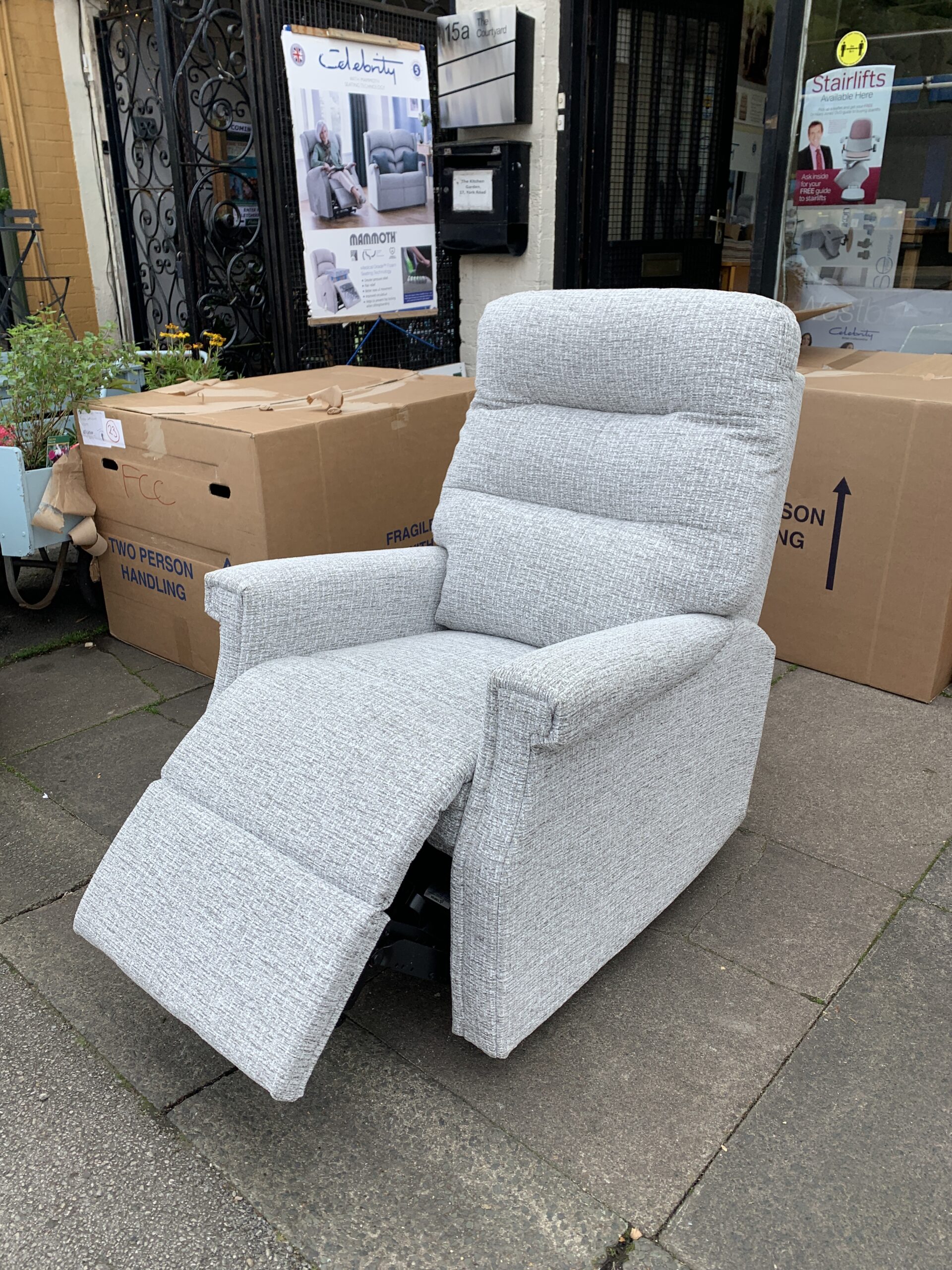 Celebrity Sandhurst Dual motor electric recliner with USB charging point