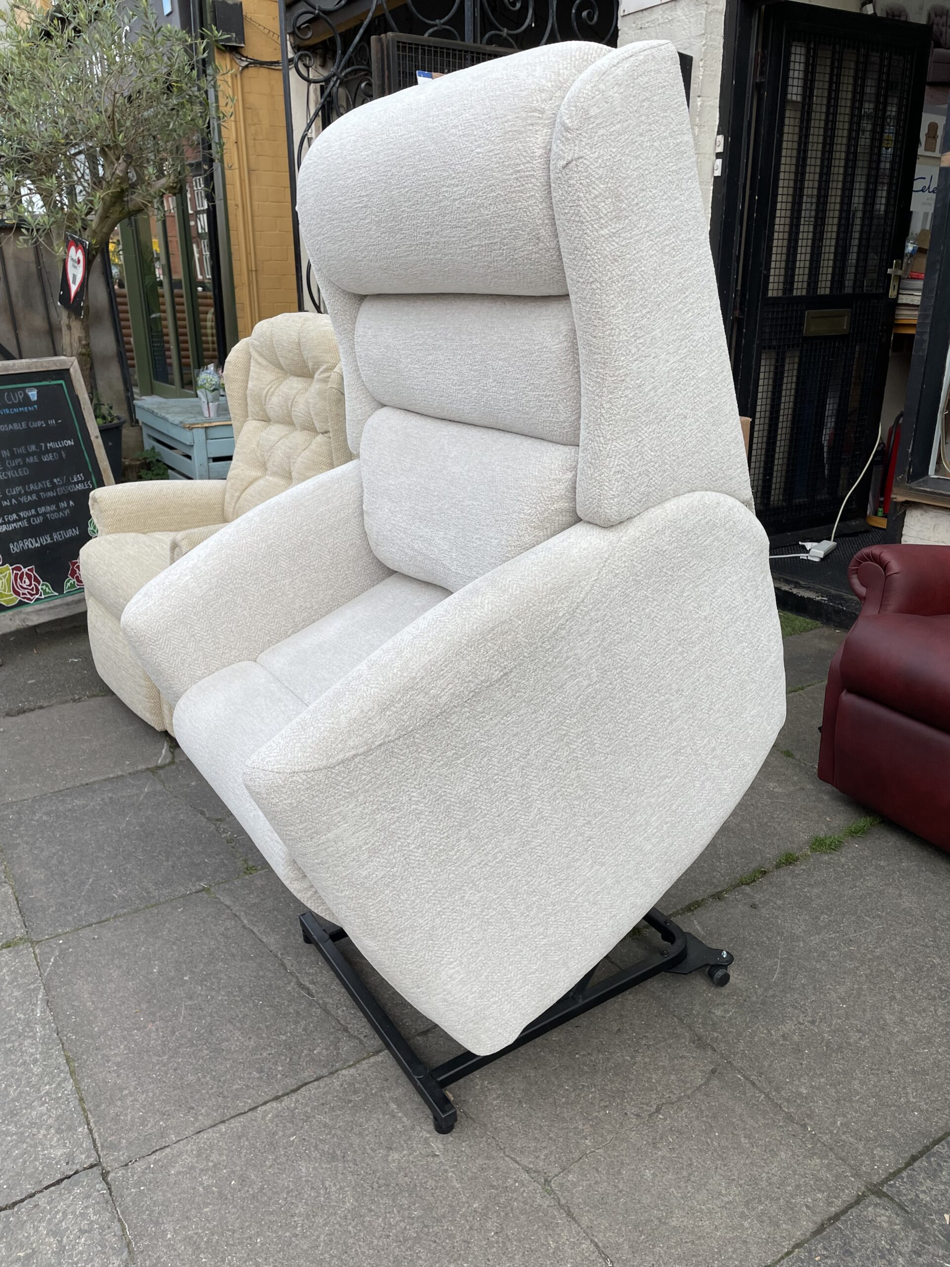 Celebrity Somersby Dual Motor Riser Recliner in Ripple Caramel