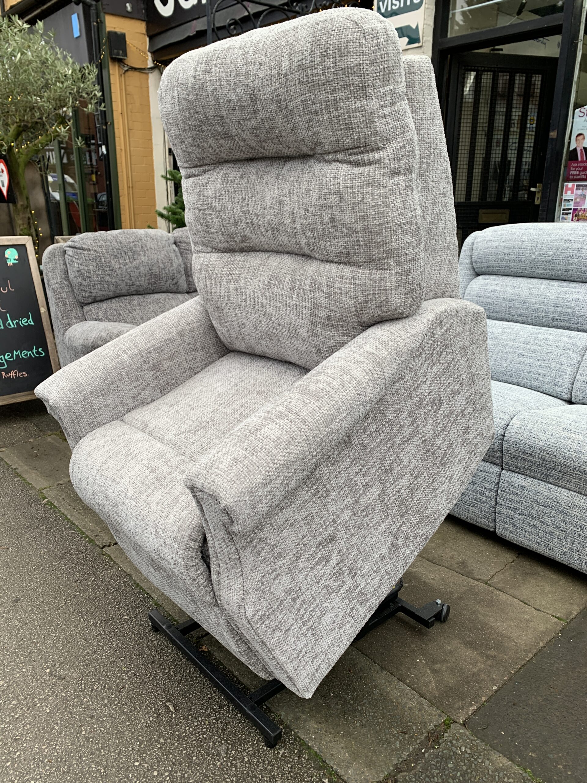 Celebrity Sandhurst Riser Recliner in Standard Size in Weave Silver